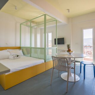 Ένα λιλιπούτειο διαμέρισμα στη Χαλκιδική μετατρέπεται σε playful περιβάλλον διακοπών