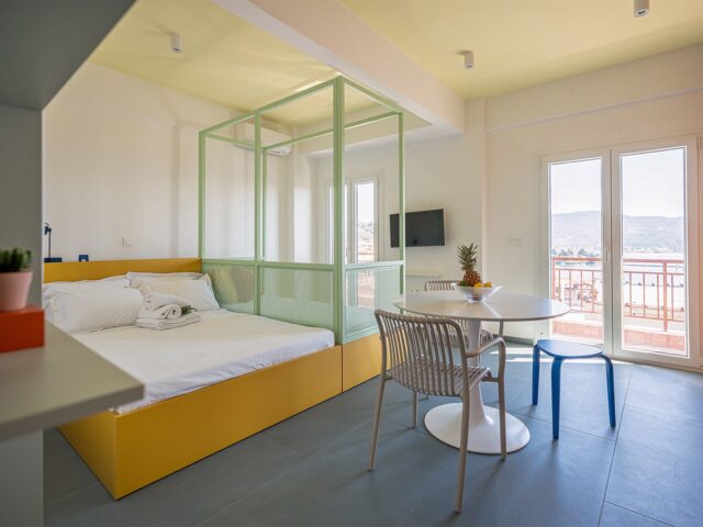 Ένα λιλιπούτειο διαμέρισμα στη Χαλκιδική μετατρέπεται σε playful περιβάλλον διακοπών