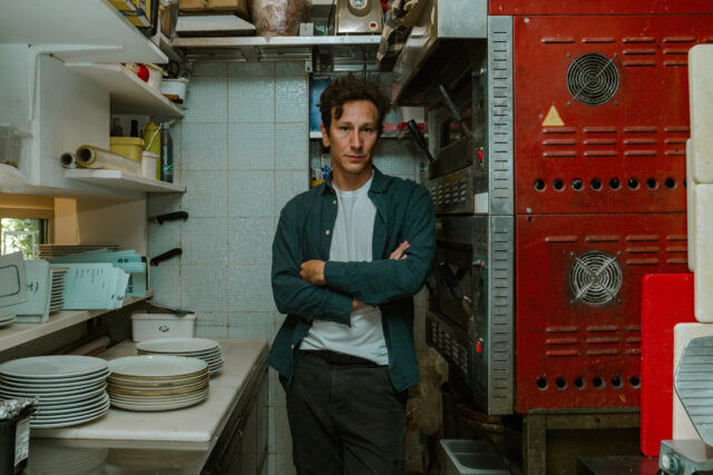 Ο Γιώργος Κουτλής σκηνοθετεί τον Μιχάλη Σαράντη στην «Κουζίνα» του Άρνολντ Γουέσκερ