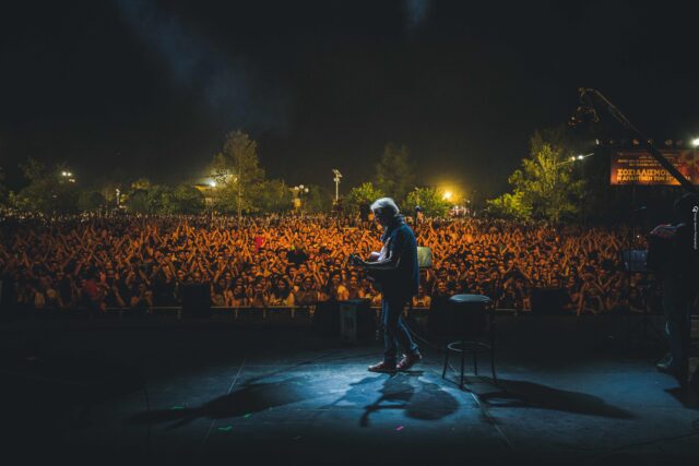 Φεστιβάλ στη Σκιά των Βράχων: Ο Μίλτος Πασχαλίδης γιορτάζει «30 χρόνια τραγούδια» με τρεις συναυλίες