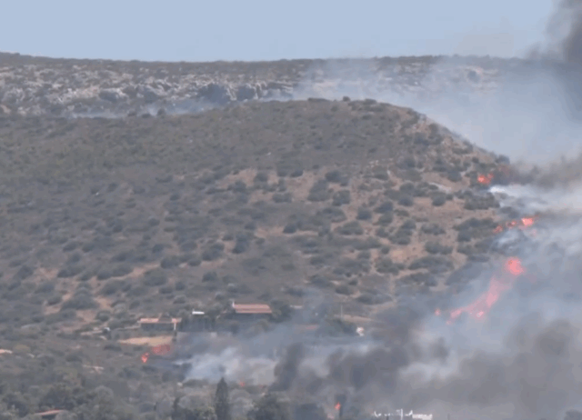 Πυρκαγιά στην Παλαιά Φώκαια: Σπίτια τυλίγονται στις φλόγες