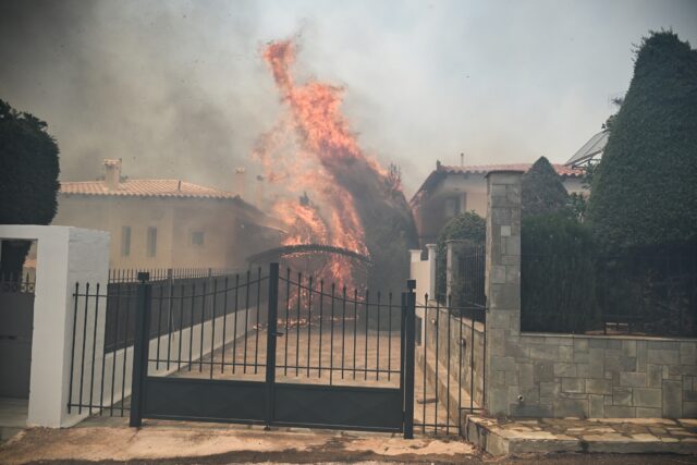 Οριοθετήθηκε η πυρκαγιά στην Παλαιά Φώκαια