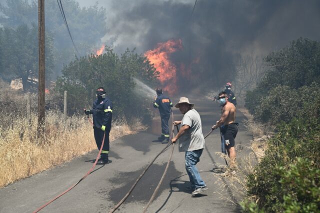 Πυρκαγιά στην Παλαιά Φώκαια: Ποιοι δρόμοι είναι κλειστοί