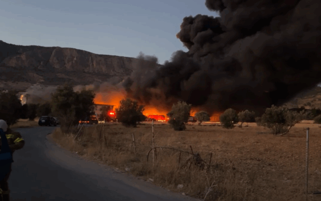 Πυρκαγιά σε εργοστάσιο πλαστικών στα Μέγαρα