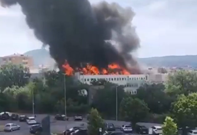 Ιταλία: Πυρκαγιά ξέσπασε στο πανεπιστήμιο του Βιτέρμπο [ΒΙΝΤΕΟ]