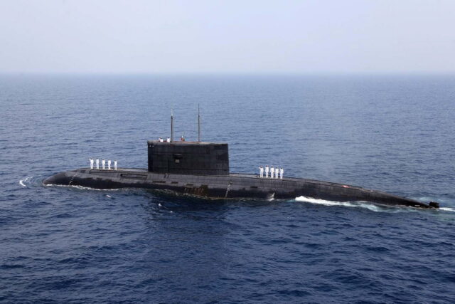 Το Ιράν εξετάζει το κλείσιμο των Στενών του Ορμούζ