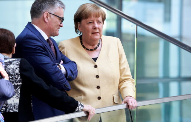 Γερμανία: Μέρκελ εναντίον Μερτς, με αφορμή το μεταναστευτικό