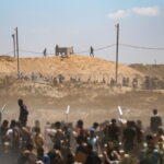 Δεκάδες νεκροί από ισραηλινά πυρά κοντά σε κέντρο διανομής βοήθειας στη Γάζα