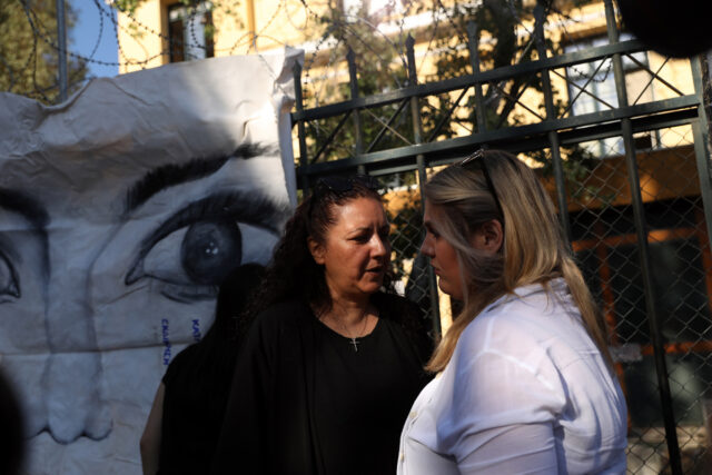 Δίκη για τη γυναικοκτονία της Κυρ. Γρίβα: «Πήδηξε πάνω της και συνέχισε να τη μαχαιρώνει»