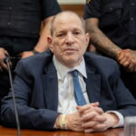 Ο Χάρβεϊ Γουάινστιν καταδικάστηκε για σεξουαλική επίθεση κατά την επανεκδίκαση της υπόθεσης