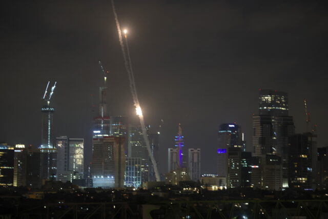 Ισραήλ και Ιράν συνεχίζουν τις αεροπορικές επιδρομές