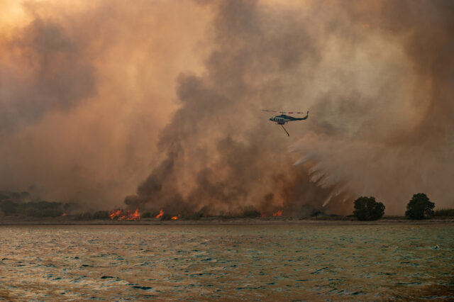Χίος: Σε ύφεση η πυρκαγιά – Στάχτη έγιναν τουλάχιστον 65.000 στρέμματα [ΒΙΝΤΕΟ]