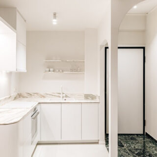 Ρετρό αισθητική και διάχυτο λευκό σε ένα διαμέρισμα στους Αμπελοκήπους