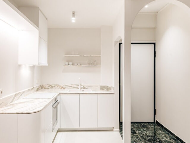 Ρετρό αισθητική και διάχυτο λευκό σε ένα διαμέρισμα στους Αμπελοκήπους