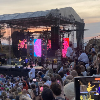 Ο «τσάκαλος» Τομ Τζόουνς και το τρυφερό κοινό ενός νοσταλγικού αναψυκτήριου