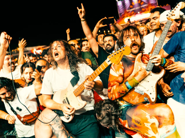 IDLES στο Release Athens 2025: Η οργή, η αγάπη και η αντίσταση στα μούτρα μας