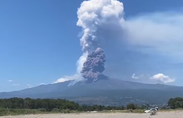 Ιταλία: Πυρκαγιά στον Βεζούβιο, εξερράγη το ηφαίστειο της Αίτνας [ΒΙΝΤΕΟ]