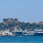 Πτώση ελικοπτέρου στη θάλασσα στη Βουλιαγμένη – Σώοι οι επιβαίνοντες