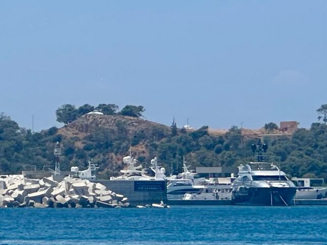 Πτώση ελικοπτέρου στη θάλασσα στη Βουλιαγμένη – Σώοι οι επιβαίνοντες