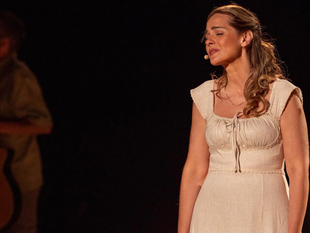 Η Νατάσσα Μποφίλιου “Μες στους ανθισμένους κήπους” και στην ιστορία της Ελλάδας