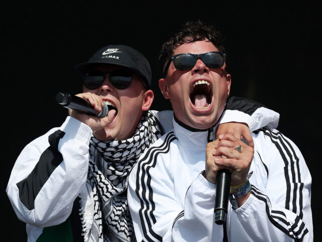 Οι Kneecap έβαλαν φωτιά στο Glastonbury (και όλα όσα έγιναν τις πρώτες δύο ημέρες)