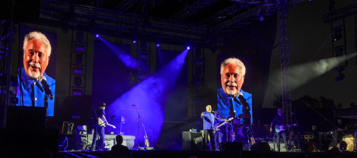 Τομ Τζόουνς