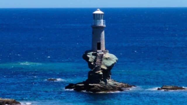 Η Άνδρος στα 24 μέρη με τους πιο εντυπωσιακούς φάρους του πλανήτη