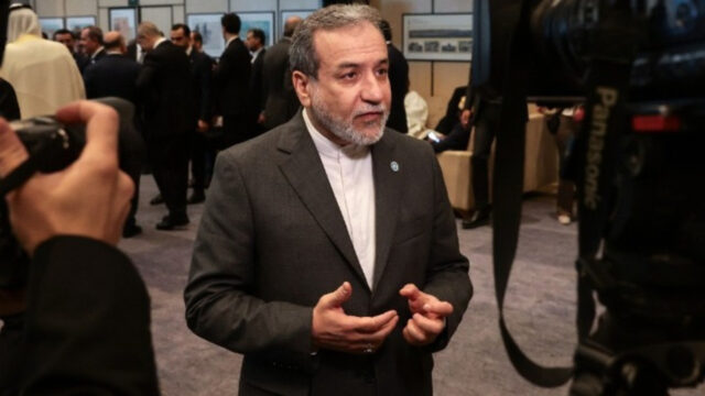 Ο Ιρανός ΥΠΕΞ Αραγτσί καταγγέλλει τα «εξωφρενικά» πλήγματα των ΗΠΑ, υπογραμμίζοντας πως θα έχουν «συνέπειες χωρίς τέλος»