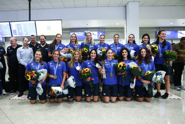 Αποθεωτική υποδοχή για την εθνική πόλο γυναικών