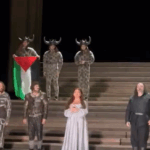 Βρετανία: Καλλιτέχνης ύψωσε την παλαιστινιακή σημαία σε παράσταση στη Βασιλική Όπερα του Λονδίνου