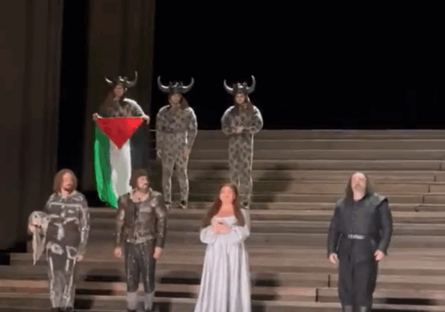 Βρετανία: Καλλιτέχνης ύψωσε την παλαιστινιακή σημαία σε παράσταση στη Βασιλική Όπερα του Λονδίνου