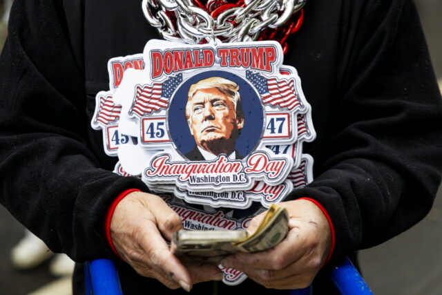 ΗΠΑ: Οι χειρισμοί της υπόθεσης Επστιν από την κυβέρνηση Τραμπ προκαλεί ρήγματα στο κίνημα MAGA