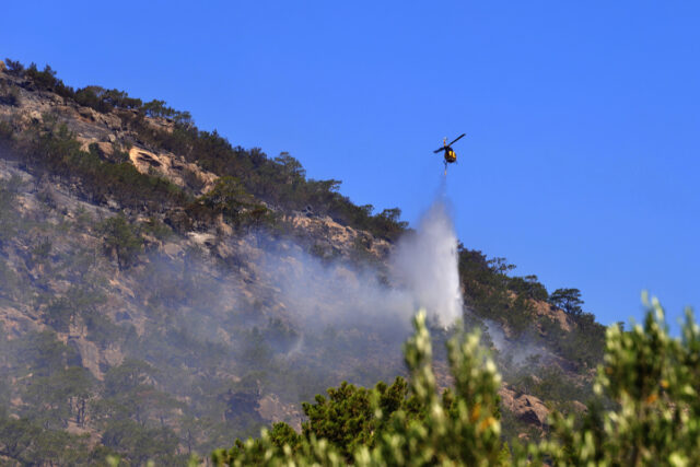 Αναζωπύρωση της φωτιάς στην Ιεράπετρα – Νέο μήνυμα 112 για εκκένωση οικισμών