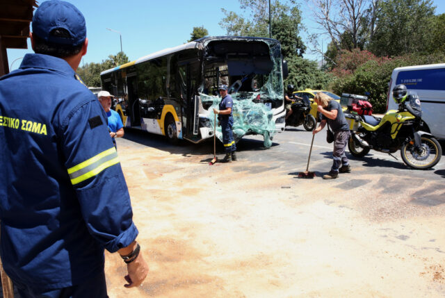 Σύγκρουση λεωφορείων στη Βούλα: Στους 32 οι τραυματίες, οι τρεις σοβαρά