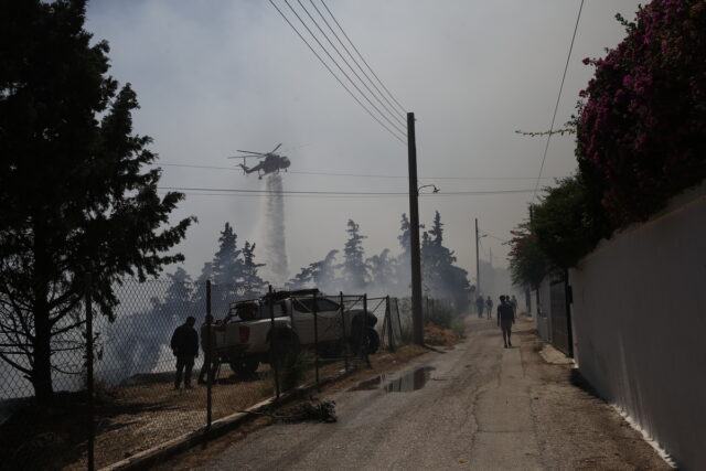 Σε ύφεση η πυρκαγιά στο Κορωπί