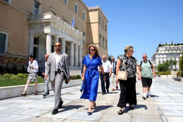 Βουλή: Η Μαρία Καρυστιανού κατέθεσε 1,3 εκατ. υπογραφές για την κατάργηση της βουλευτικής ασυλίας