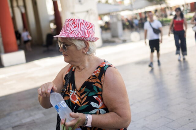 Καύσωνας: Επιμένουν οι υψηλές θερμοκρασίες και σήμερα