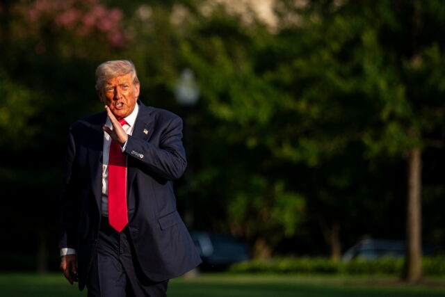 Ντόναλντ Τραμπ: «Στέλνονται ήδη όπλα στην Ουκρανία»