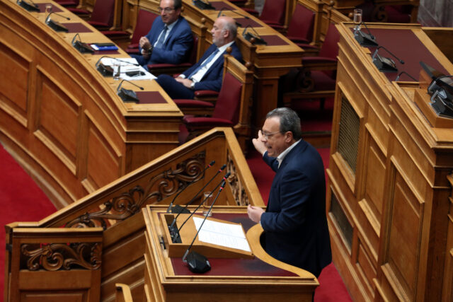 Πόρισμα Προανακριτικής για Καραμανλή: Έντονη αντιπαράθεση Φλωρίδη – Φάμελλου στη Βουλή