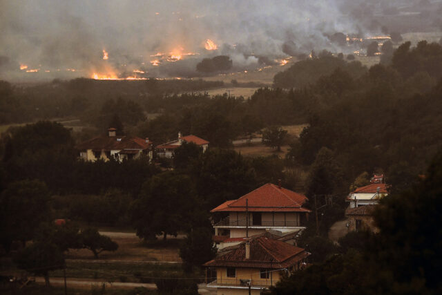Αναζωπύρωση της πυρκαγιάς στον Φενεό – Εκκενώνονται οικισμοί