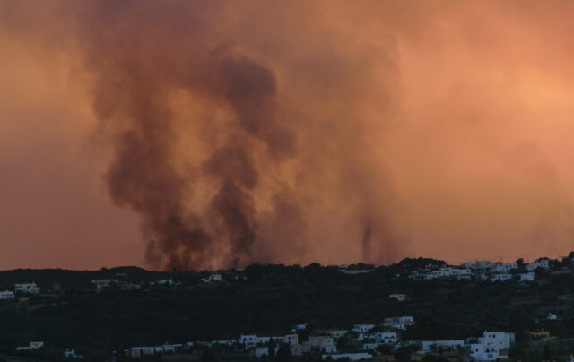 Αναζωπύρωση της πυρκαγιάς στα Κύθηρα – Εκκενώνονται τρία χωριά