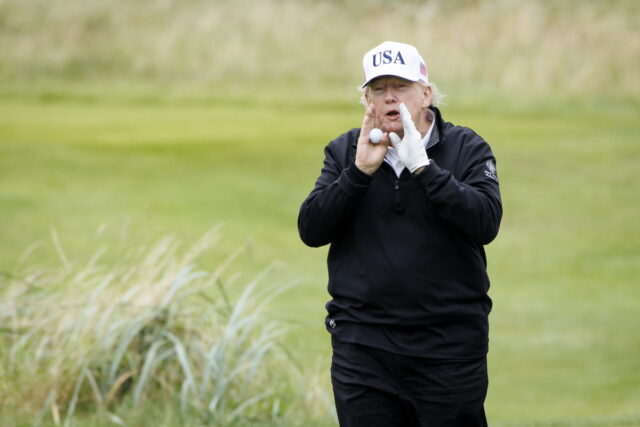 Διπλωματία με γκολφ: Τραμπ και Στάρμερ στο Τέρνμπερι για κρίσιμες συνομιλίες