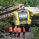 Τρεις νεκροί, 50 τραυματίες από εκτροχιασμό τρένου στη Γερμανία