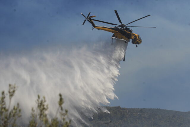 Φωτιά τώρα στα Καμένα Βούρλα