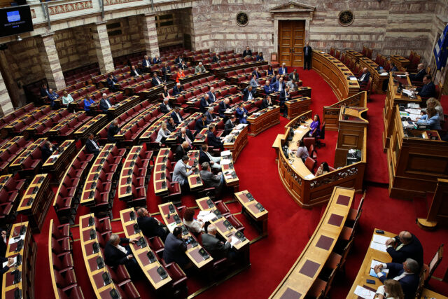 Βουλή: Συνεχίζεται η συζήτηση για το νομοσχέδιο του υπουργείου Εργασίας – Αύριο η ονομαστική ψηφοφορία
