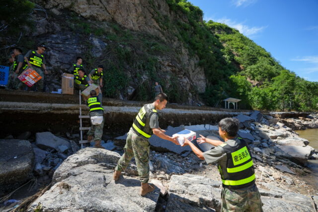 Δεκάδες νεκροί από τις καταρρακτώδεις βροχές στην Κίνα