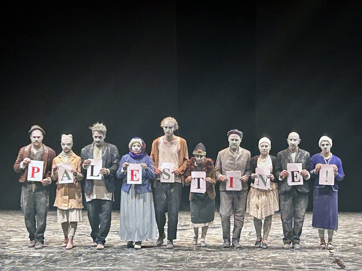 Οι συγκλονιστικές φιγούρες-χορευτές του “May B” της Μαγί Μαρέν, σχημάτισαν στην υπόκλιση τη φράση “FREE PALESTINE”.