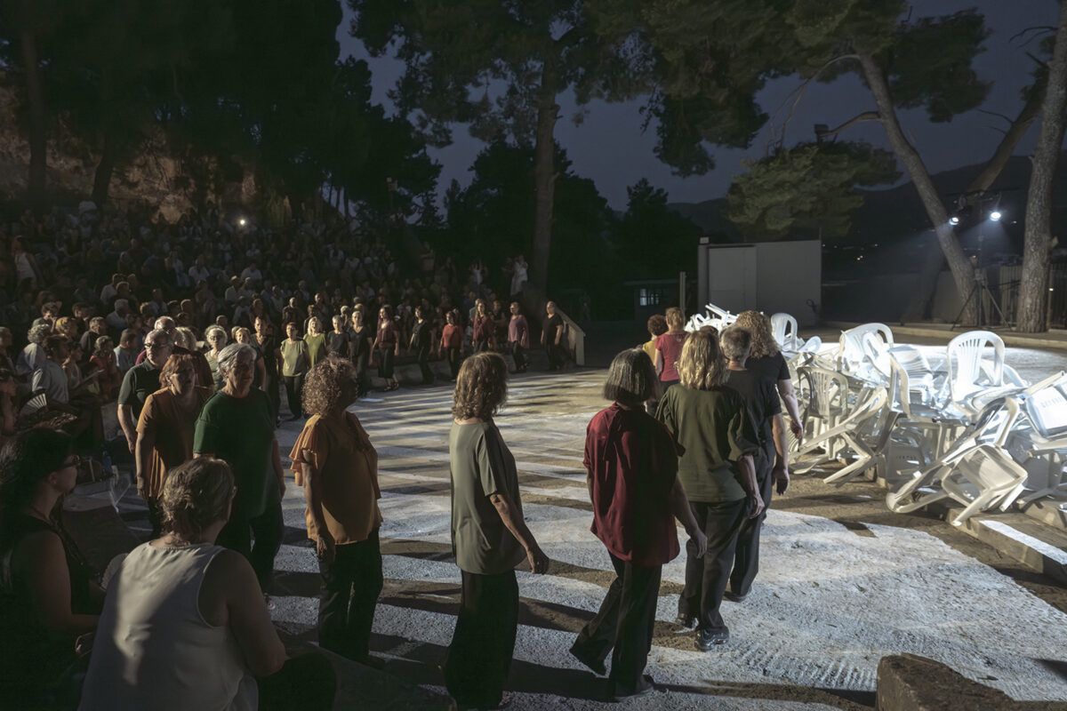 Στιγμιότυπο από τις «Φωνές», σαν σκηνή από Χορικό αρχαίου δράματος