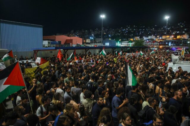 Νέα μαζική κινητοποίηση στον Πειραιά κατά της μεταφοράς πολεμικού υλικού στο Ισραήλ