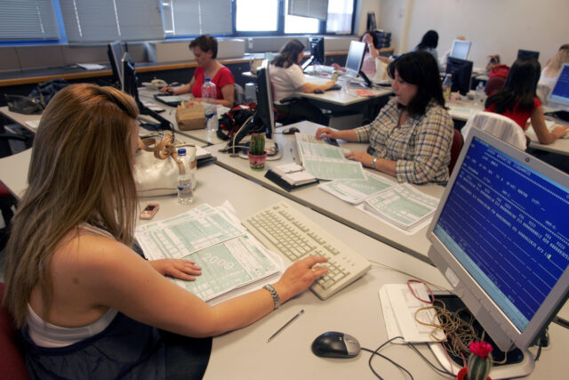 Φορολογικές δηλώσεις: Λήγει τα μεσάνυχτα η προθεσμία για την υποβολή τους